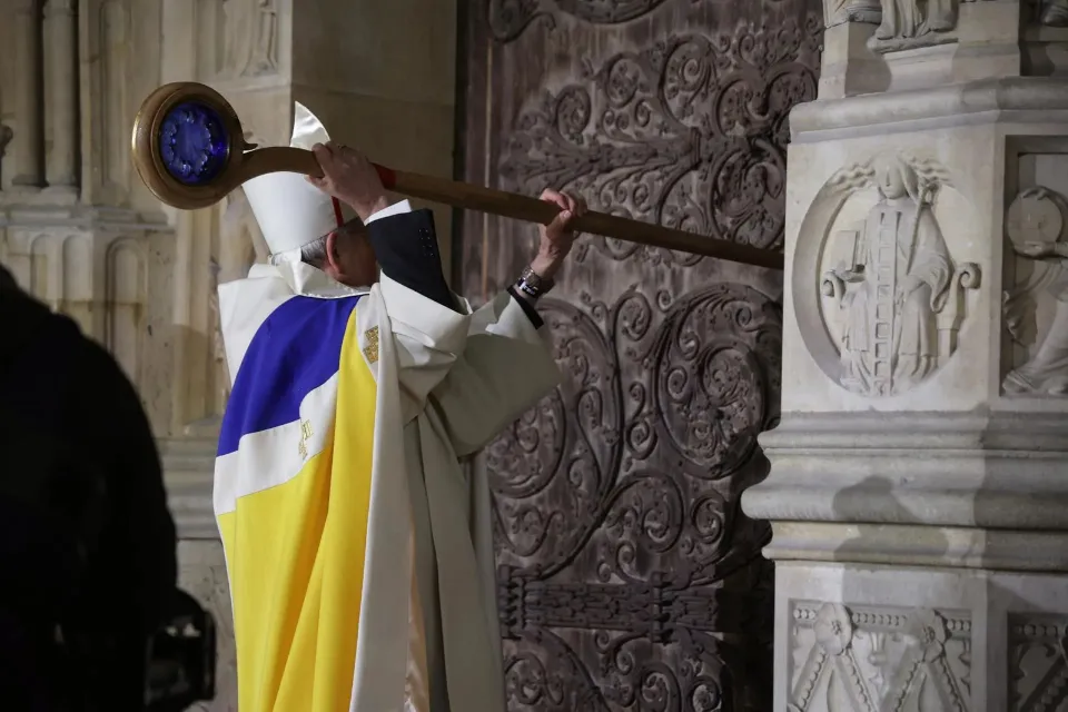 El arzobispo de París, Laurent Ulrich, abre las puertas de Notre Dame/EFE