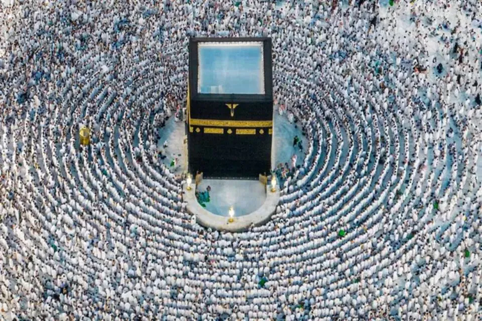Musulmanes rezan en torno a la Kaaba, en la Gran Mezquita de La Meca|Foto: Europa Press/Saudi press Agency/DPA Arabia Saudí acoge la peregrinación a La Meca con prevención ante el calor