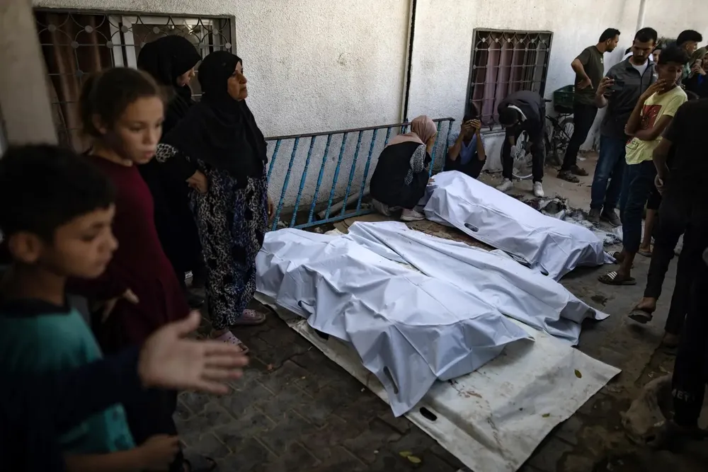 Palestinos se despiden de sus familiares que murieron en un ataque aéreo israelí en Gaza|Foto: EFE/Haitham Imad La cifra de fallecidos en la Franja de Gaza por ataques israelíes supera ya los 57.000