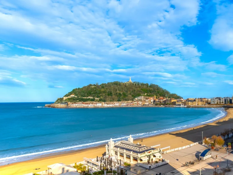 vista-panoramica-de-la-playa-de-la-concha-en-san-sebastian-con-bañistas-en-verano