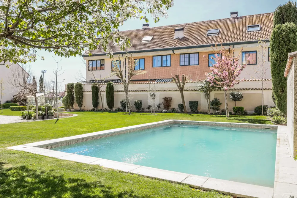 Villa Sancti Spiritu, Ávila| Foto: Rentitup Housing Exprience  En el corazón de Ávila, en el pintoresco Camino del Cerezo, se encuentra la Villa Sancti Spiritu, una joya arquitectónica que fusiona historia y lujo en un antiguo monasterio del siglo XIII