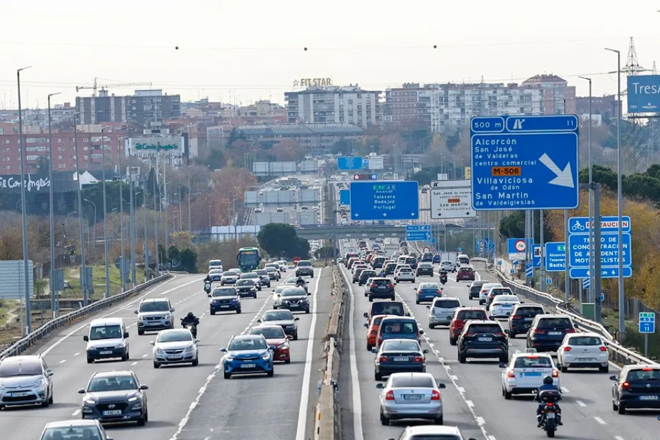 Tráfico - carreteras españolas en el puente de la Constitución. EFE/Rodrigo Jiménez