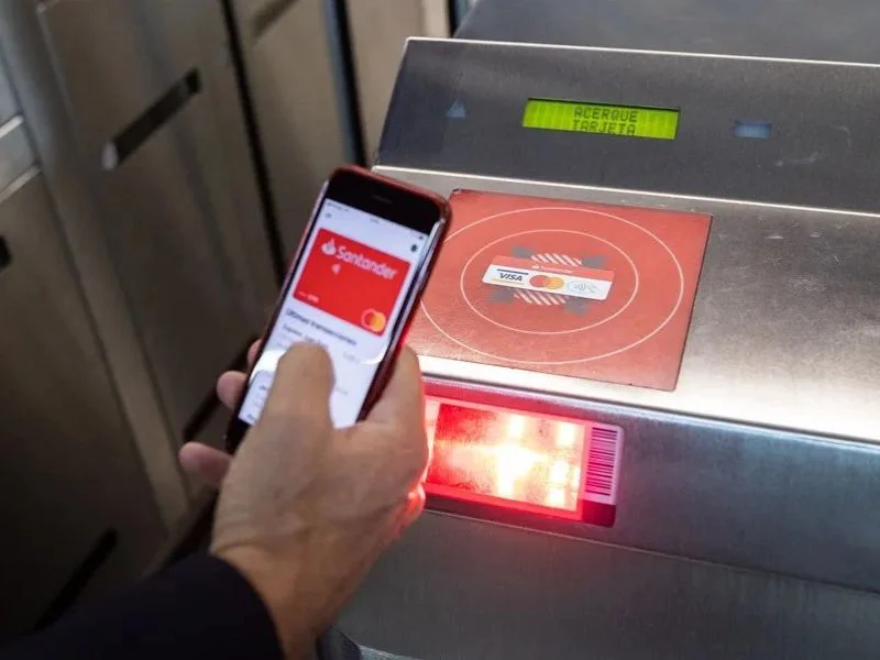 usuario-acercando-el-telefono-movil-a-un-datafono-para-pagar-con-bizum|Foto: EFE 