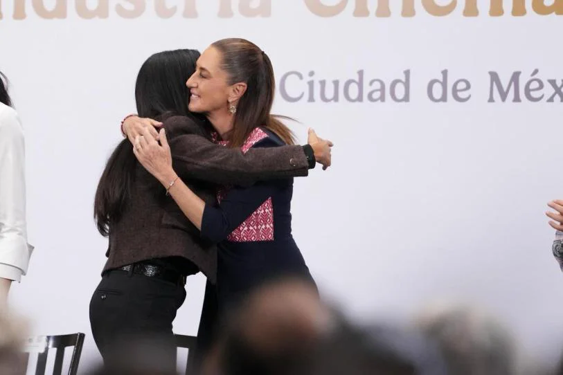 Salma Hayek y Claudia Sheinboum                Foto: CN13