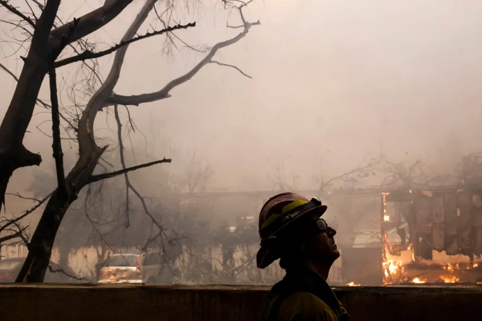 Un bombero del condado de Los Ángeles observa un incendio en Altadena, California (EE.UU.). EFE/EPA/Caroline Brehman Un bombero del condado de Los Ángeles observa un incendio en Altadena, California (EE.UU.). EFE/EPA/Caroline Brehman