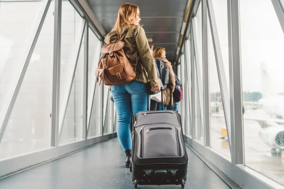 Jóvenes españoles emigran por empleo Jóvenes españoles emigran por empleo: mejores sueldos y oportunidades en el extranjero
