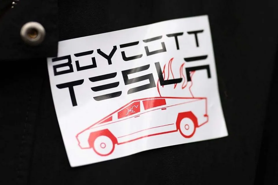 Cartel en contra de Tesla en una protesta en Berlín|Foto: El Economista/Reuters/Christian Mang ¿Elon Musk pide "cero aranceles"?: las tecnologías temen que Bruselas contrataque  