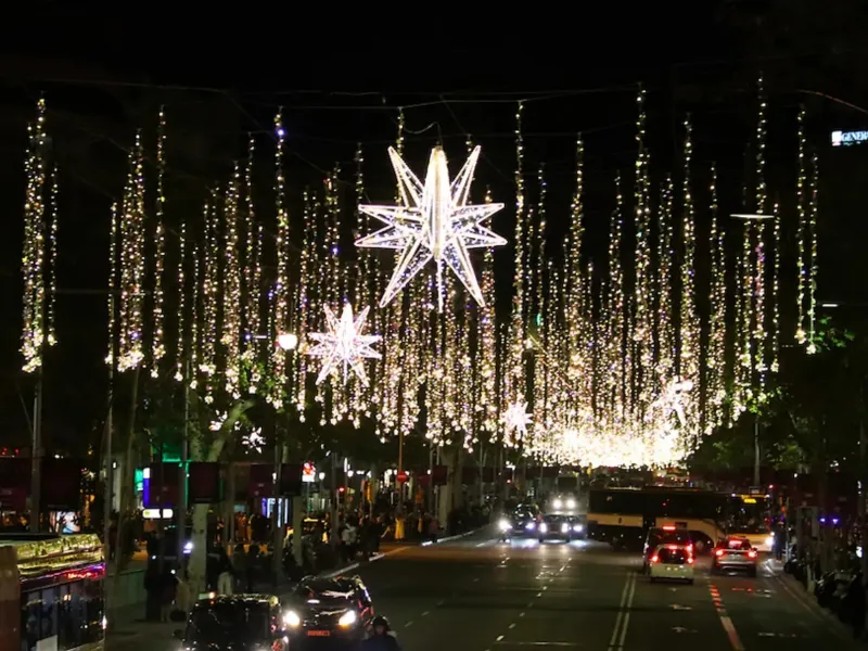 barcelona-badalona-alumbrado-navidad-2025|Foto: Time Out/Marta Vidal/ACN Las ciudades Barcelona y Badalona destacan en el ranking de Holidayguru de las mejores luces de Navidad en España 2025. Time Out ha seleccionado algunos de los planes más destacados en Barcelona