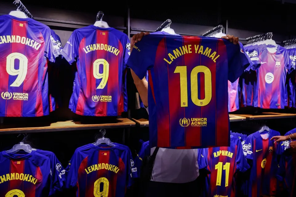 La primera equipación del Barcelona de la temporada 2025-26, en la que Lamine Yamal usará el 10|EFE/Quique García Lamine Yamal heredará el ’10’ de Messi, Maradona, Ronaldinho y Romario 

