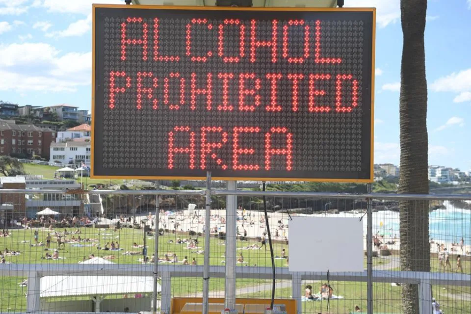Rótulo para señalizar un área libre de alcohol|Foto: EFE EPA Dean Lewins Las claves de la ley de alcohol que acotará los lugares para consumir, vender y publicitarlo