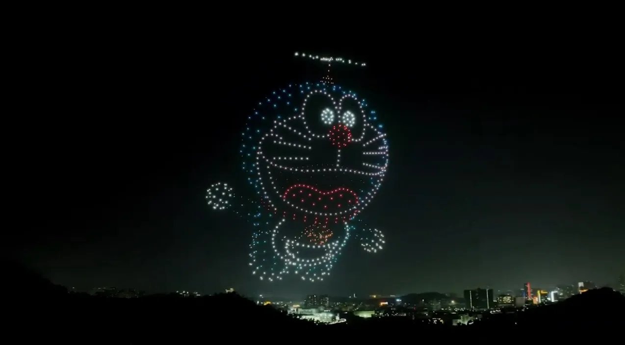 Doraemon ilumina cielo de Japón