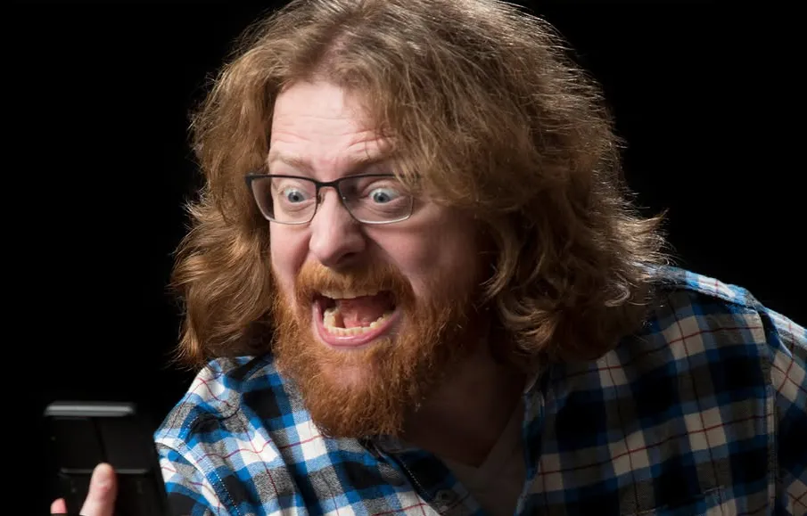 El creador de contenido Alex Pearlman usa el "Algospeak"|Foto: Instagram / @anchorrockclub En las redes sociales, una palabra equivocada puede significar la diferencia entre un video viral y uno enterrado por el algoritmo. Esto ha dado lugar al "Algospeak", un lenguaje codificado que los usuarios creen necesario para evitar la censura invisible.