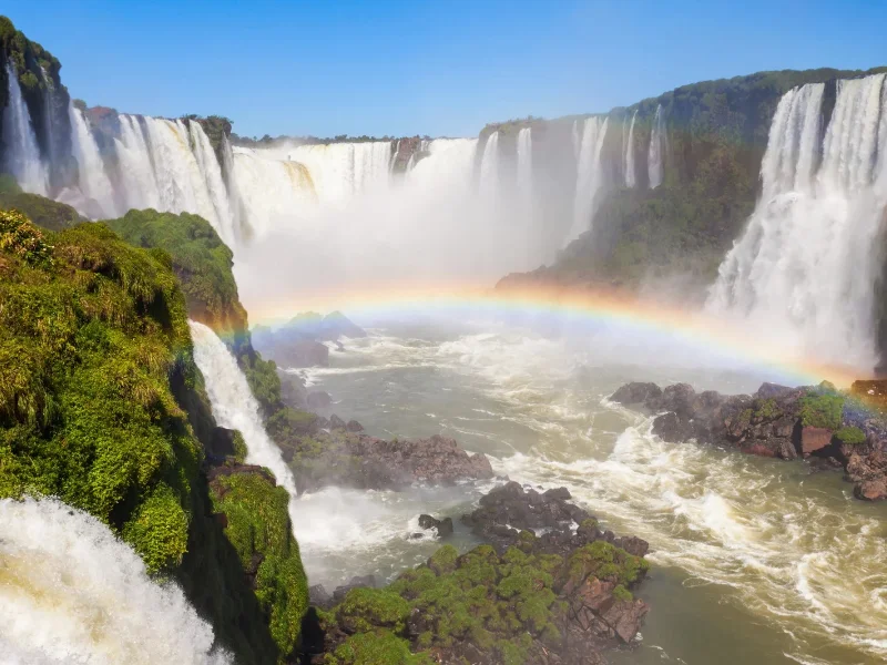 Vista panorámica de las pasarelas y saltos de agua en el Parque Nacional Iguazú