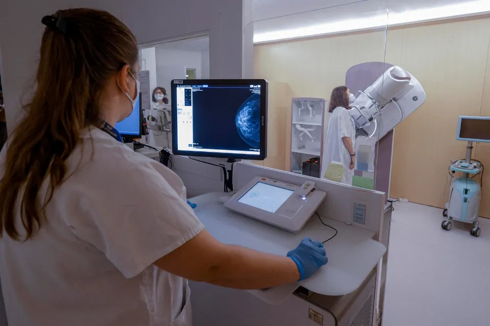 Cáncer - doctora y una enfermera atienden a una paciente. EFE/Quique García